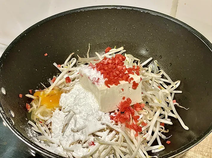 お好み焼きを作る写真