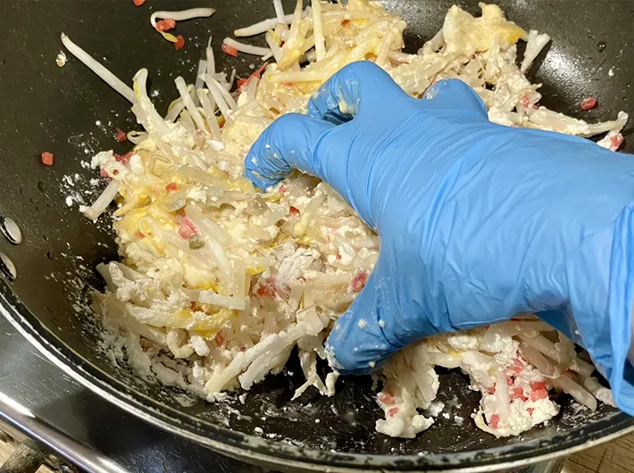 お好み焼きを作る写真