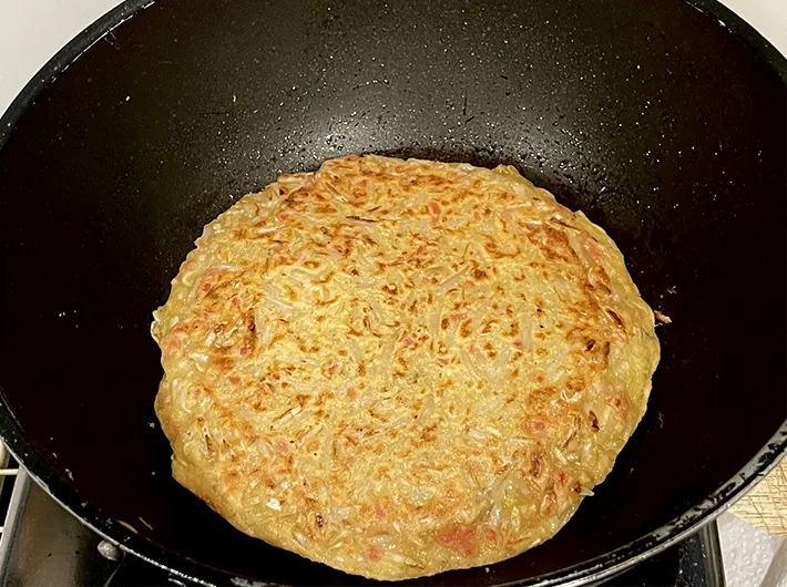 お好み焼きを作る写真