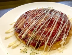 完成したお好み焼きの写真