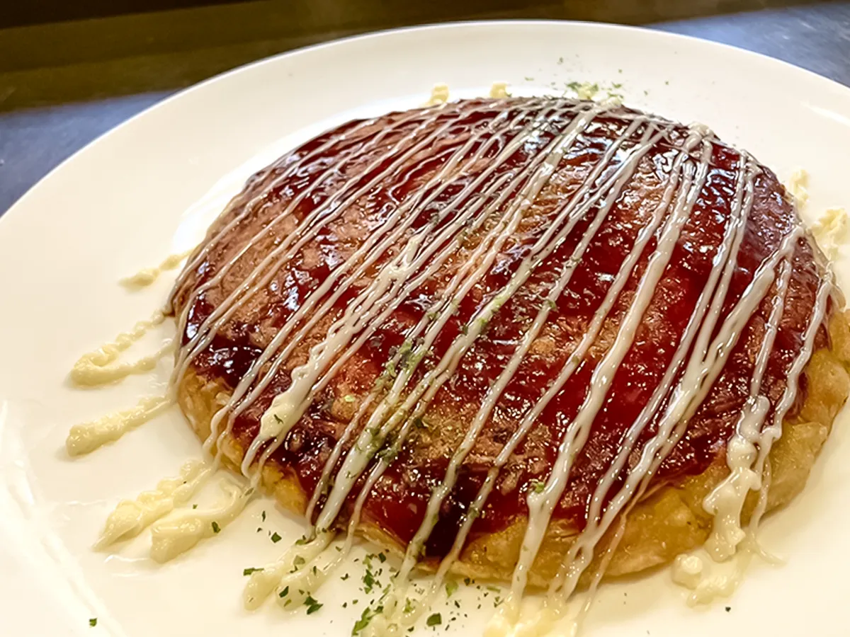 完成したお好み焼きの写真