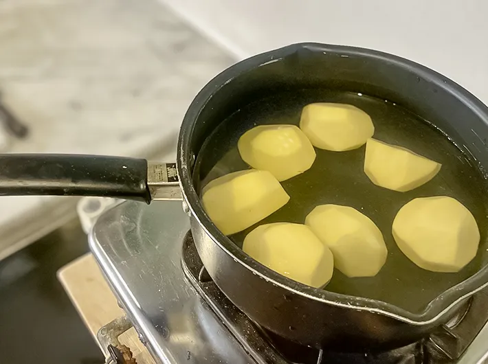 ジャガイモをゆでる写真