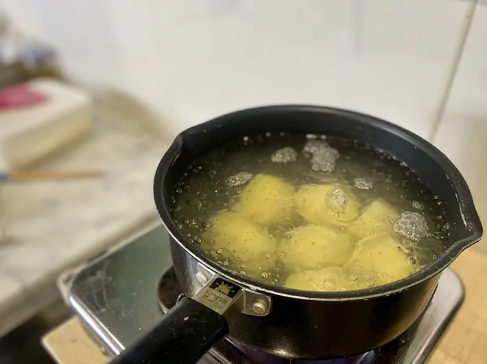 ジャガイモをゆでる写真