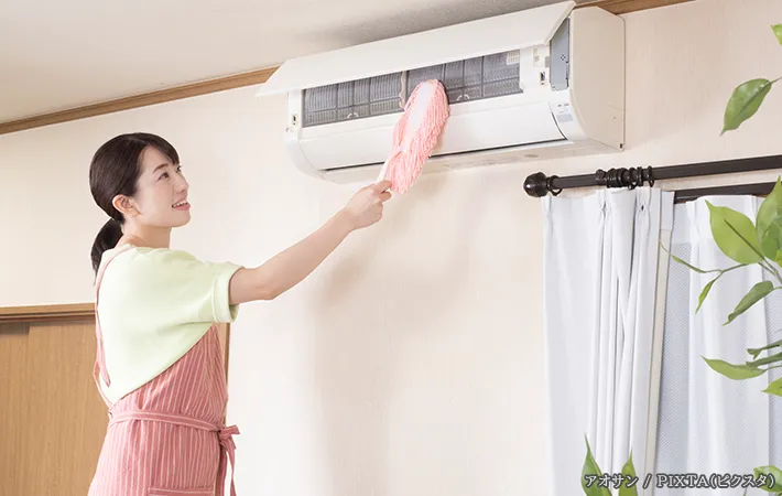 エアコン掃除をする女性の写真