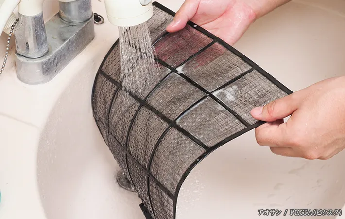 フィルターを洗う写真