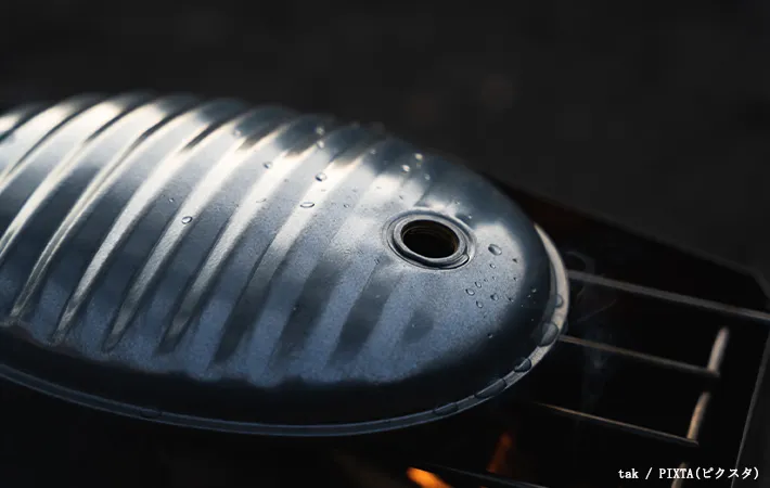 湯たんぽを直火で温めている写真