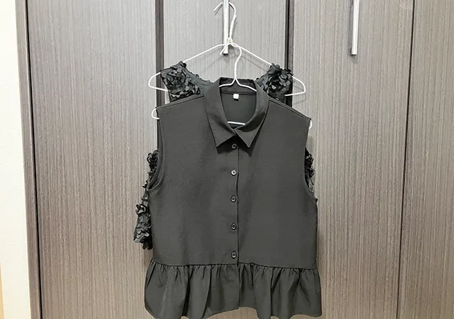 プルタブつきのハンガーと服（撮影：grapeライフハック編集部）