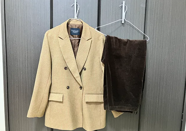 プルタブつきのハンガーと服（撮影：grapeライフハック編集部）