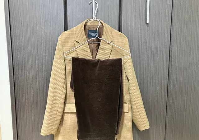 プルタブつきのハンガーと服（撮影：grapeライフハック編集部）