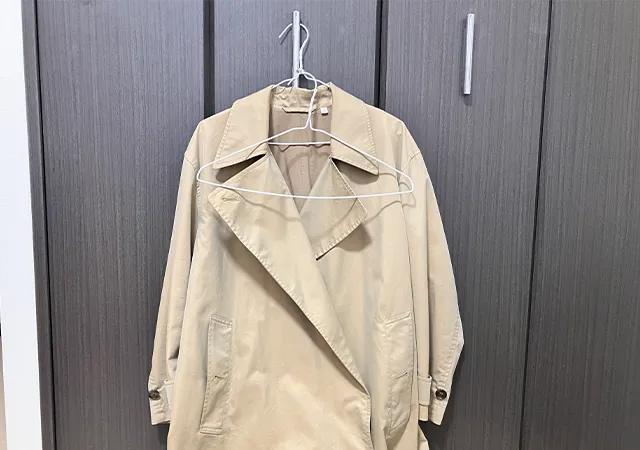 プルタブつきのハンガーと服（撮影：grapeライフハック編集部）