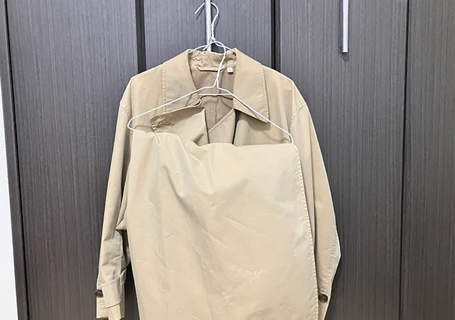 プルタブつきのハンガーと服（撮影：grapeライフハック編集部）