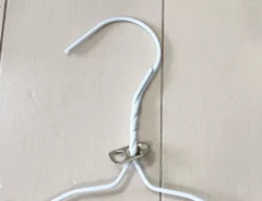 ハンガーとプルタブい（撮影：grapeライフハック編集部）