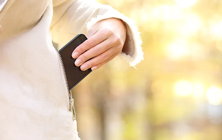 ポケットにスマホを入れる写真