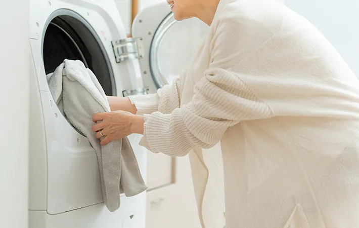 洗濯をする女性の写真
