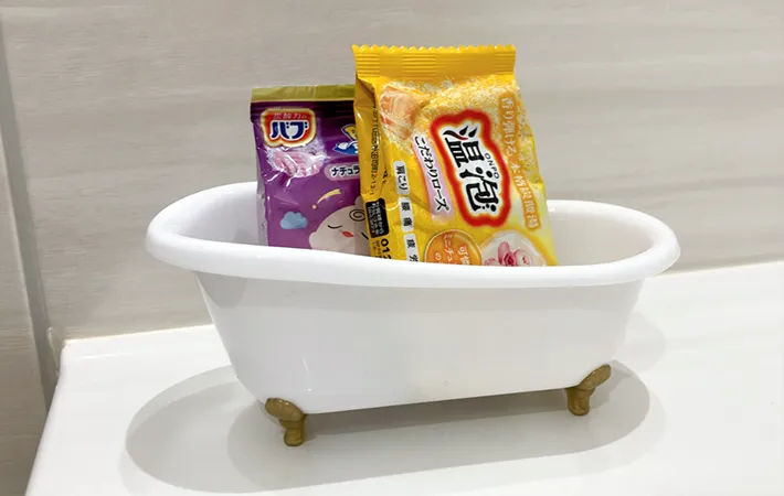 『ミニチュア猫足バスタブ』に入浴剤を入れた写真（撮影：エニママ）