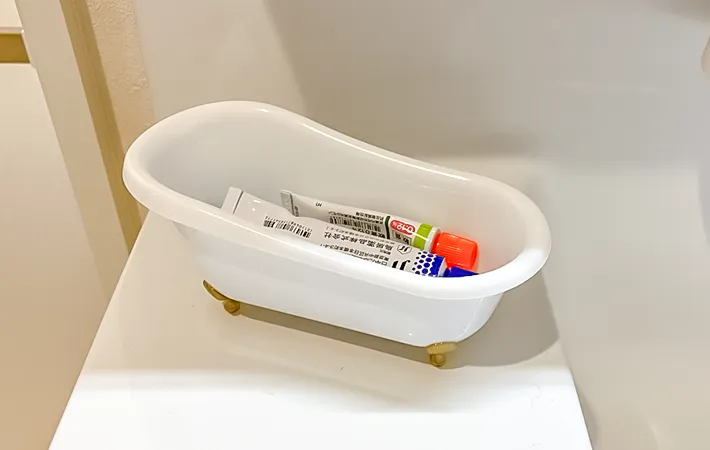 『ミニチュア猫足バスタブ』に薬を入れた写真（撮影：エニママ）