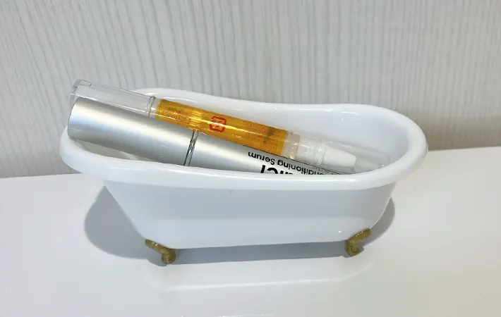 ネイルオイル、まつげ美容液を入れた写真（撮影：エニママ）