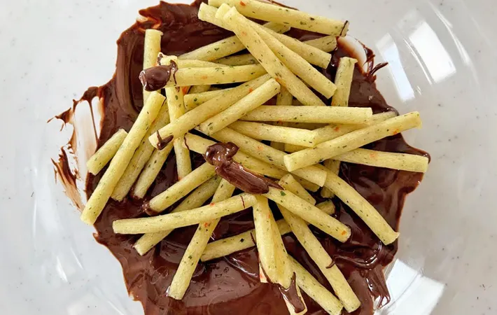 『じゃがチョコ』を作る写真（撮影：エニママ）