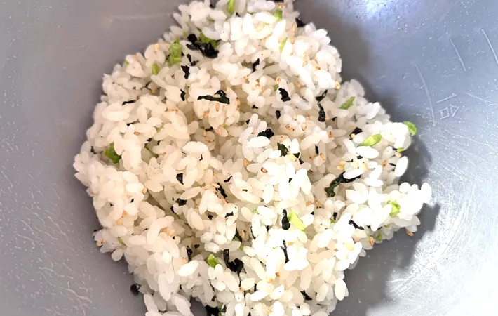 『くるくるおにぎり』のご飯を混ぜる写真（撮影：エニママ）