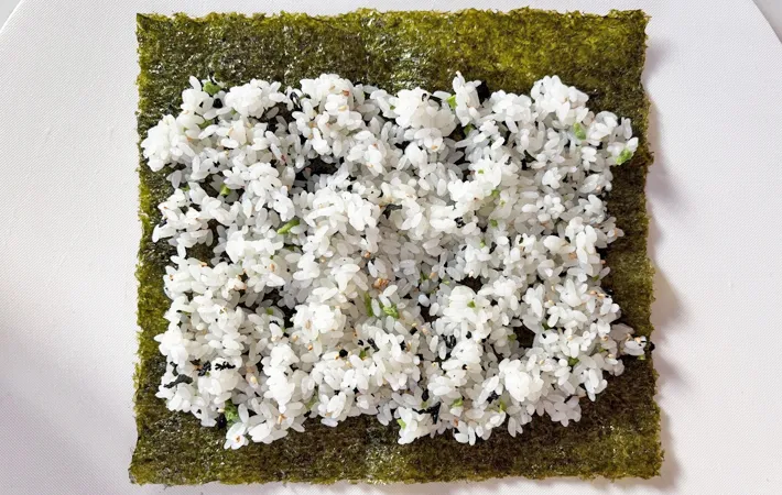 『くるくるおにぎり』の、ご飯を海苔の上に広げる写真（撮影：エニママ）