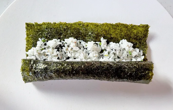 『くるくるおにぎり』の、海苔でご飯を巻く写真（撮影：エニママ）