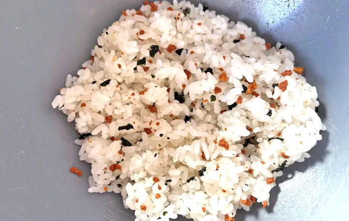 『くるくるおにぎり』のご飯を海苔に広げる写真（撮影：エニママ）