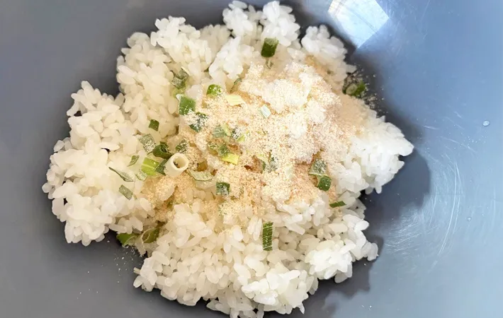 『鶏塩むすび』を作る写真（撮影：エニママ）