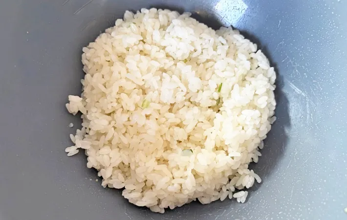 『鶏塩むすび』を作る写真（撮影：エニママ）