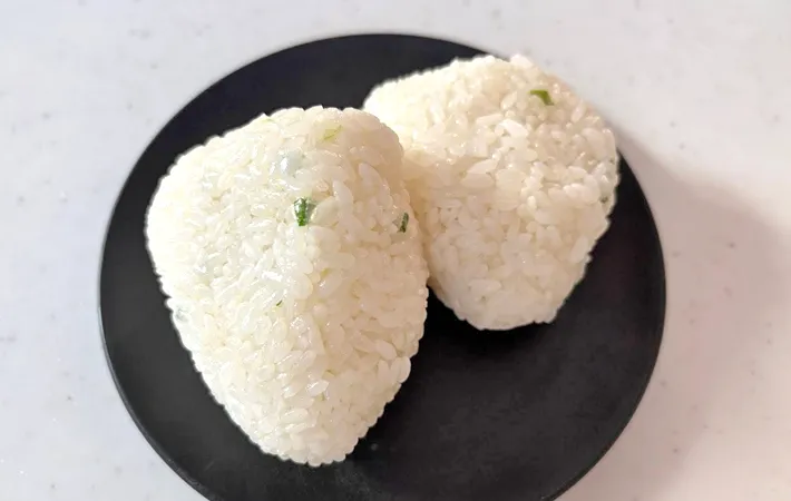 『鶏塩むすび』の完成写真（撮影：エニママ）