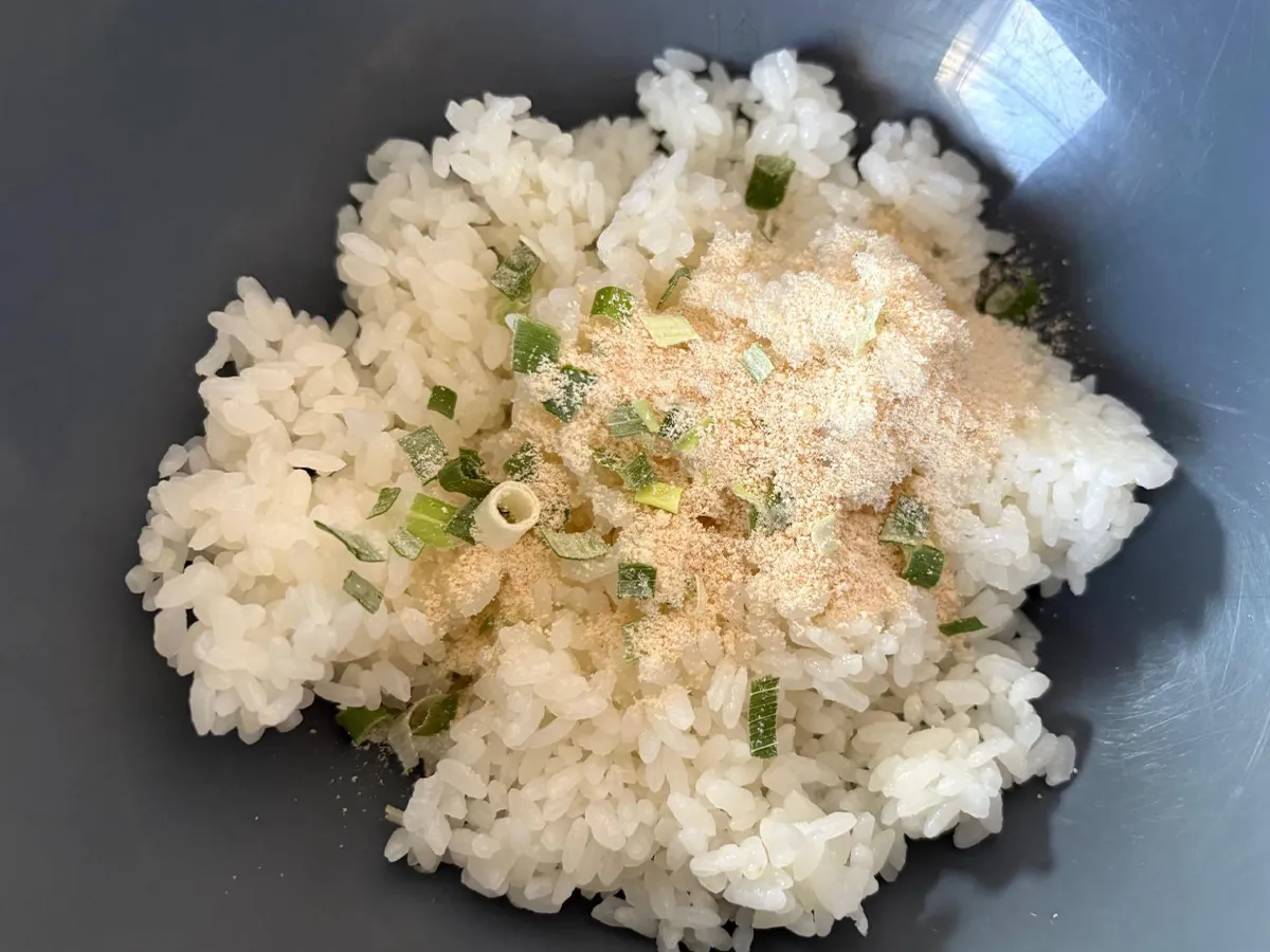 鶏塩おにぎりを作る写真（撮影：エニママ）