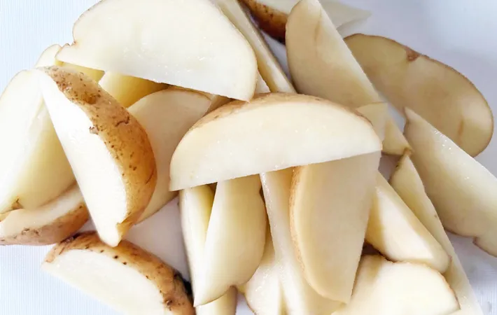 『アイラップで作る揚げないポテト』を作る写真（撮影：エニママ）