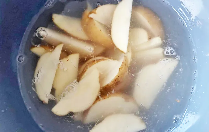 『アイラップで作る揚げないポテト』を作る写真（撮影：エニママ）