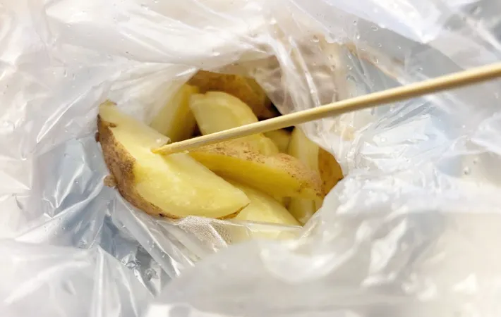 『アイラップで作る揚げないポテト』を作る写真（撮影：エニママ）