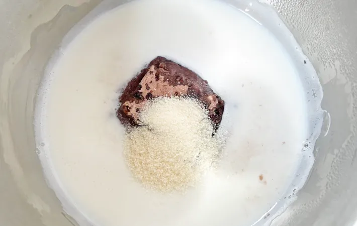 『おしるこフリーズドライあずきアイス』を作る写真（撮影：エニママ）