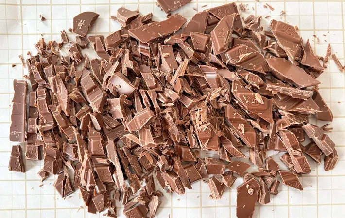 『材料3つのシェアガトーショコラ』のチョコレートを刻んだ写真（撮影：エニママ）