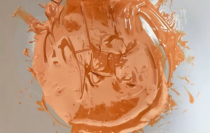 『材料3つのシェアガトーショコラ』のチョコレートを溶かす写真（撮影：エニママ）