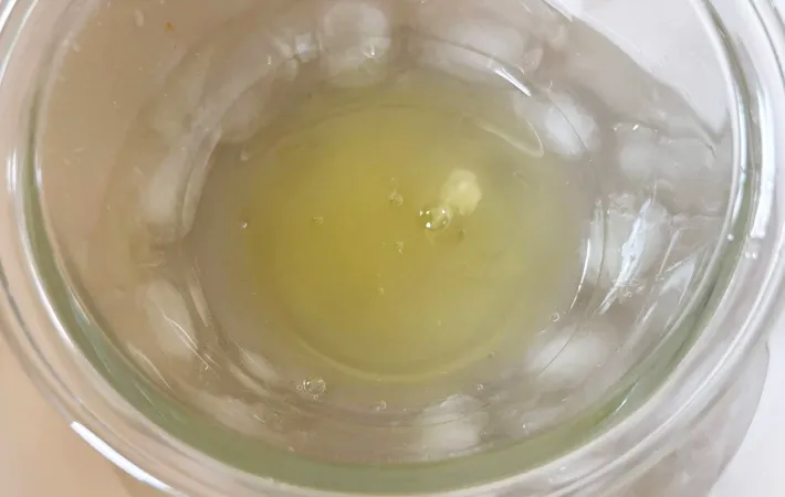 『材料3つのシェアガトーショコラ』の卵白を泡立てる写真（撮影：エニママ）