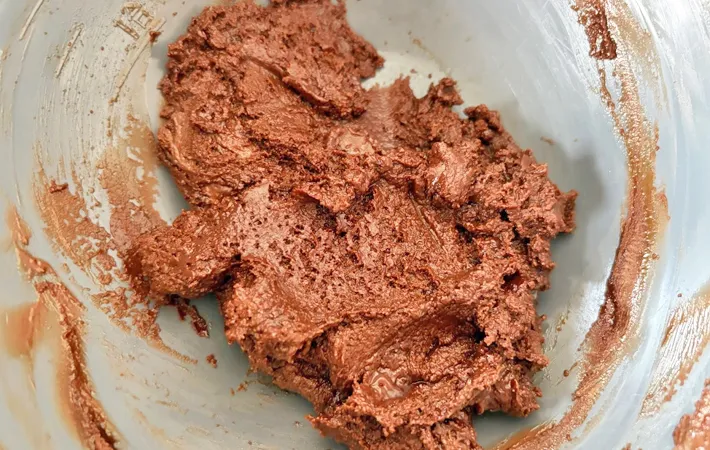 『材料3つのシェアガトーショコラ』のチョコと卵黄を混ぜる写真（撮影：エニママ）