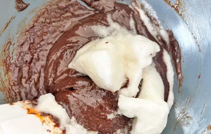 『材料3つのシェアガトーショコラ』の生地にメレンゲを混ぜる写真（撮影：エニママ）