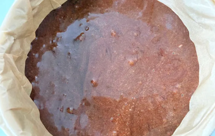 『材料3つのシェアガトーショコラ』の生地を焼く写真（撮影：エニママ）