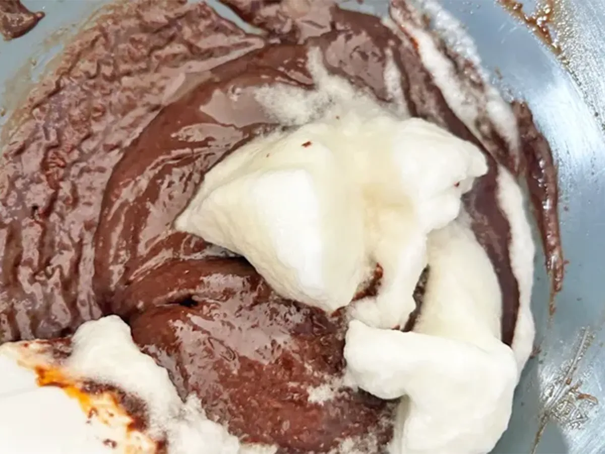 『材料3つのシェアガトーショコラ』の生地と卵白を混ぜる写真(撮影:エニママ)