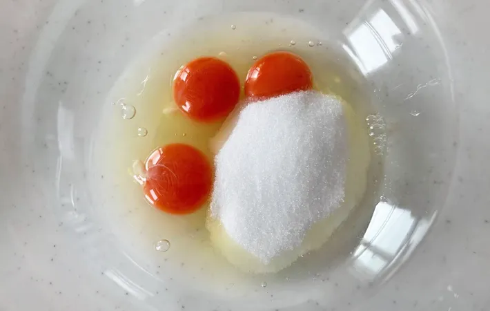 ボウルに卵とグラニュー糖を入れた写真（撮影：エニママ）