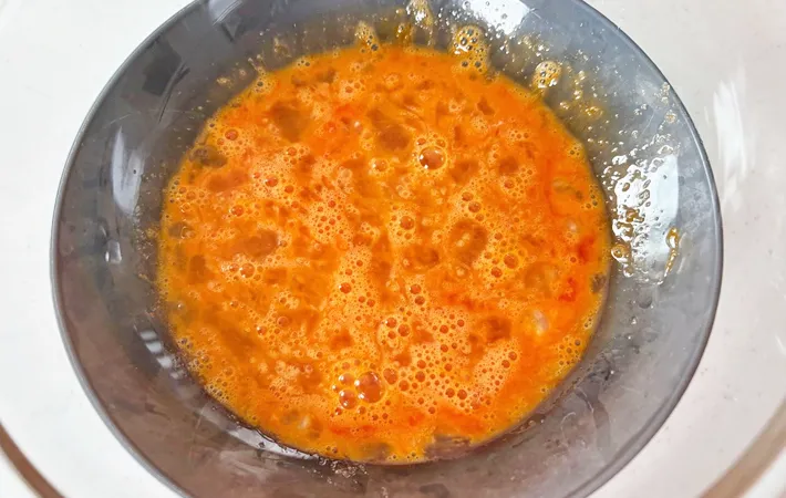 『簡単スポンジケーキ』の生地を泡立てる写真（撮影：エニママ）