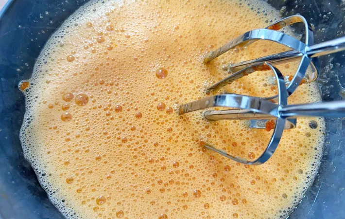 『簡単スポンジケーキ』の記事をハンドミキサーで泡立てる写真（撮影：エニママ）