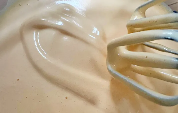 『簡単スポンジケーキ』の生地が泡立った写真（撮影：エニママ）