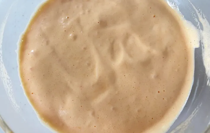 『簡単スポンジケーキ』の生地を混ぜる写真（撮影：エニママ）