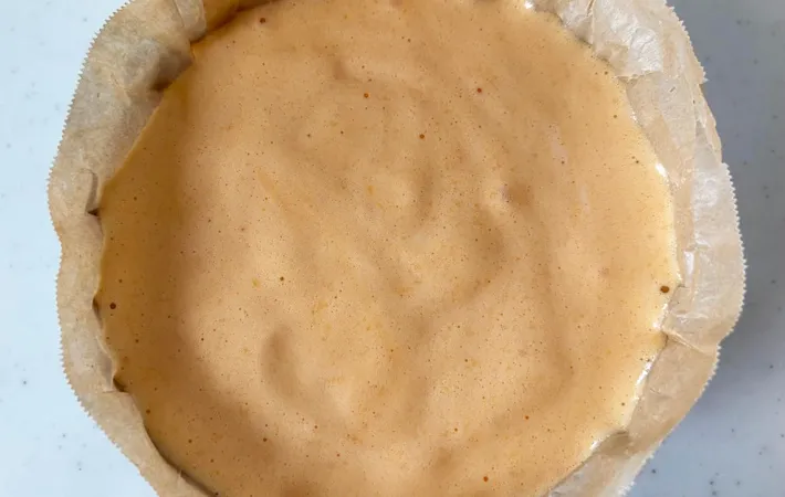 『簡単スポンジケーキ』の生地を型に入れた写真（撮影：エニママ）