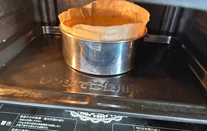 『簡単スポンジケーキ』をオーブンで焼く写真（撮影：エニママ）