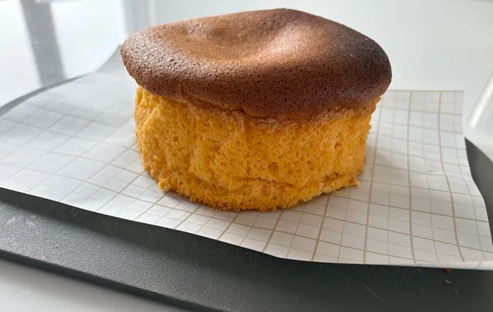 『簡単スポンジケーキ』の生地が焼けた写真（撮影：エニママ）