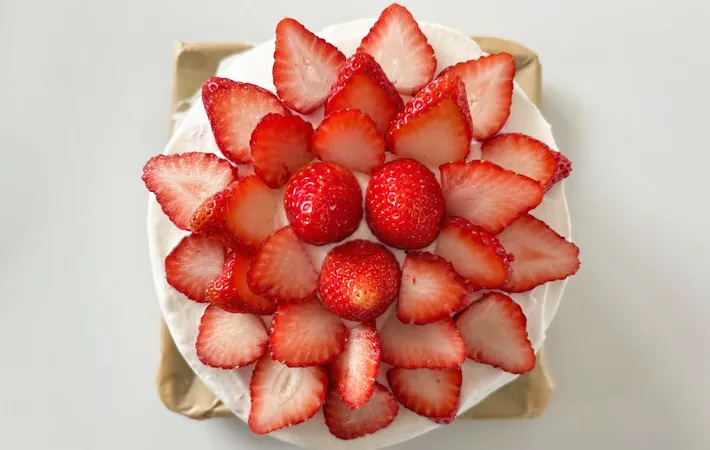 『簡単スポンジケーキ』で作ったイチゴのケーキの写真（撮影：エニママ）